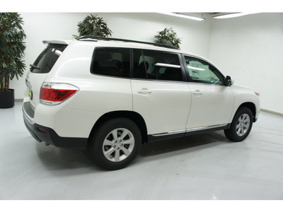 toyota highlander 2013 white suv plus gasoline 6 cylinders front wheel drive automatic 91731