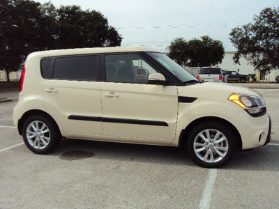 kia soul 2013 beige hatchback gasoline 4 cylinders front wheel drive automatic 32901