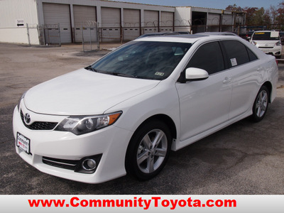 toyota camry 2012 white sedan se gasoline 4 cylinders front wheel drive automatic 77521