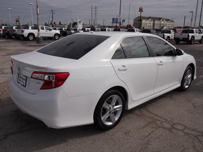 toyota camry 2012 white sedan se gasoline 4 cylinders front wheel drive automatic 77521