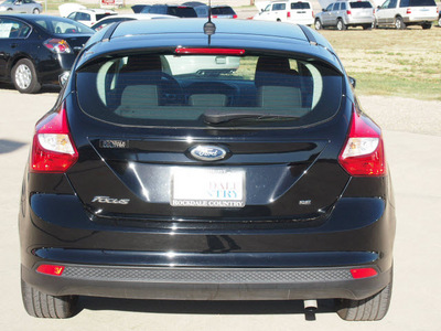 ford focus 2012 black hatchback se flex fuel 4 cylinders front wheel drive automatic with overdrive 76567