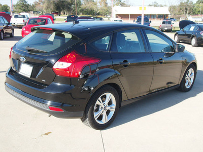 ford focus 2012 black hatchback se flex fuel 4 cylinders front wheel drive automatic with overdrive 76567