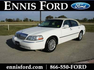 lincoln town car 2004 white sedan signature gasoline 8 cylinders rear wheel drive automatic 75119