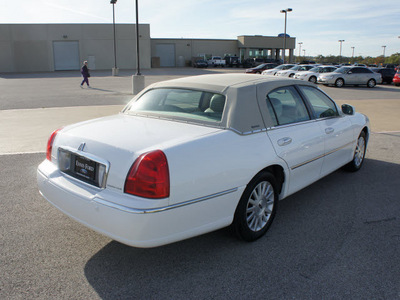lincoln town car 2004 white sedan signature gasoline 8 cylinders rear wheel drive automatic 75119
