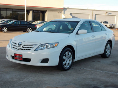 toyota camry 2011 white sedan le 4 cylinders automatic with overdrive 77074