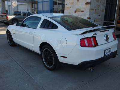 ford mustang 2012 white coupe gt gasoline 8 cylinders rear wheel drive automatic with overdrive 77836