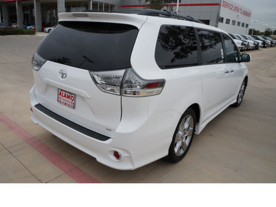 toyota sienna 2013 white van se 8 passenger gasoline 6 cylinders front wheel drive automatic 78232