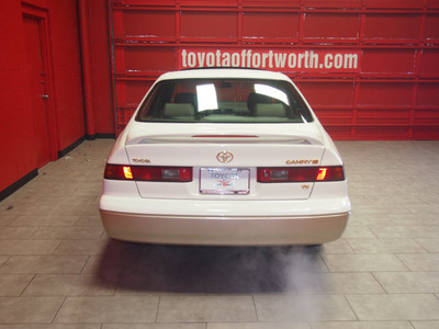 toyota camry 1998 white sedan xle v6 gasoline 6 cylinders front wheel drive automatic with overdrive 76116