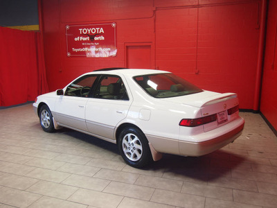 toyota camry 1998 white sedan xle v6 gasoline 6 cylinders front wheel drive automatic with overdrive 76116