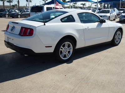 ford mustang 2010 white coupe v6 gasoline 6 cylinders rear wheel drive manual 77065
