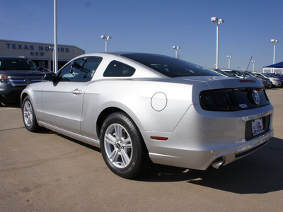 ford mustang 2013 silver coupe v6 gasoline 6 cylinders rear wheel drive automatic 76108