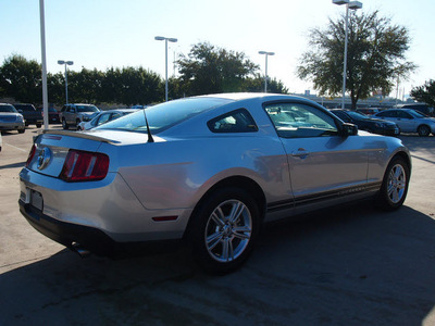 ford mustang 2011 silver coupe v6 gasoline 6 cylinders rear wheel drive automatic 76011
