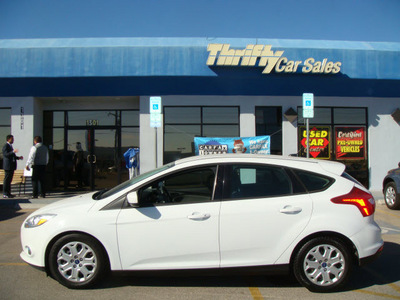 ford focus 2012 white hatchback se 4 cylinders automatic 79936