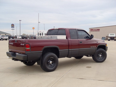 dodge ram 1500 2001 dk  red slt laramie gasoline 8 cylinders 4 wheel drive automatic 62708