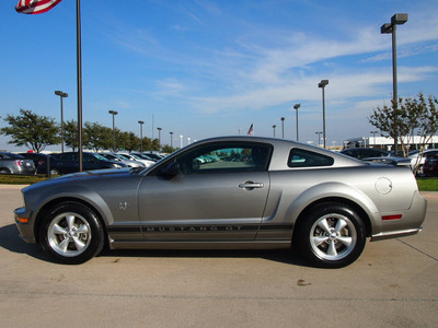 ford mustang 2009 lt  gray coupe gt deluxe gasoline 8 cylinders rear wheel drive automatic with overdrive 76018