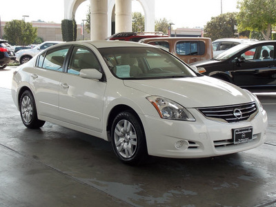 nissan altima 2012 white sedan 2 5 s gasoline 4 cylinders front wheel drive shiftable automatic 77477