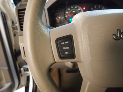 jeep grand cherokee 2005 white suv laredo gasoline 6 cylinders rear wheel drive automatic 75219