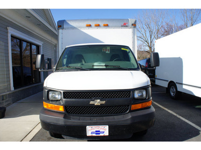 chevrolet express 2009 white van g3500 12  box lift gate 8 cylinders automatic 07507