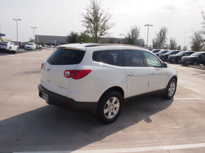 chevrolet traverse 2011 white suv lt w 1lt gasoline 6 cylinders all whee drive automatic 76137