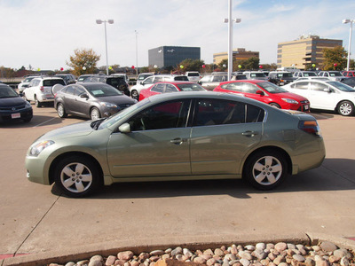 nissan altima 2008 lt  green sedan 2 5 s gasoline 4 cylinders front wheel drive automatic 76053