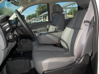 chevrolet silverado 2500hd 2013 white work truck 8 cylinders automatic 76051