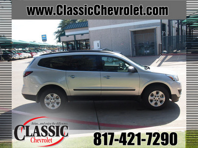chevrolet traverse 2013 silver ls gasoline 6 cylinders front wheel drive automatic 76051