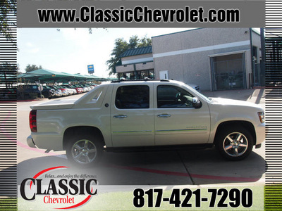 chevrolet black diamond avalanche 2013 white suv ltz flex fuel 8 cylinders 4 wheel drive automatic 76051