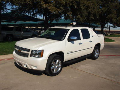 chevrolet black diamond avalanche 2013 white suv ltz flex fuel 8 cylinders 4 wheel drive automatic 76051