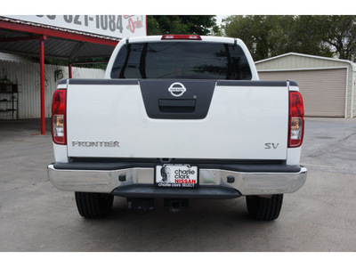 nissan frontier 2011 white sv v6 gasoline 6 cylinders 2 wheel drive automatic with overdrive 78520