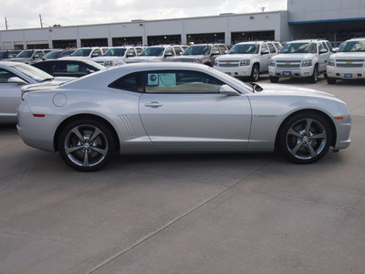 chevrolet camaro 2013 silv ice met coupe ss gasoline 8 cylinders rear wheel drive 6 spd auto rr vision pkg 6 mths onstar directions conn lpo,c 77090