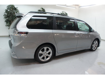 toyota sienna 2013 silver van se 8 passenger gasoline 6 cylinders front wheel drive automatic 91731