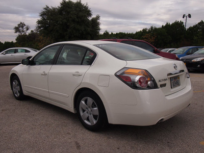 nissan altima 2008 white sedan 2 5 s gasoline 4 cylinders front wheel drive automatic 78744