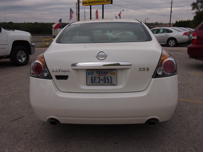 nissan altima 2008 white sedan 2 5 s gasoline 4 cylinders front wheel drive automatic 78744