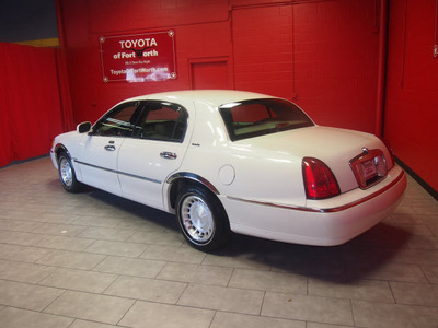 lincoln town car 2001 white sedan executive gasoline 8 cylinders rear wheel drive automatic with overdrive 76116