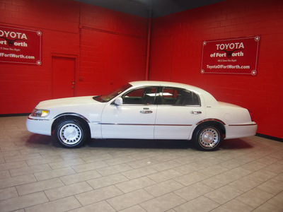 lincoln town car 2001 white sedan executive gasoline 8 cylinders rear wheel drive automatic with overdrive 76116