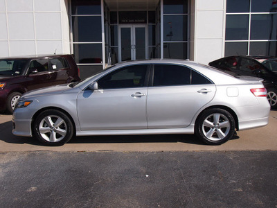 toyota camry 2011 silver sedan se gasoline 4 cylinders front wheel drive automatic with overdrive 77802