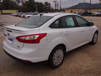 ford focus 2013 white sedan se 4 cylinders automatic 77575