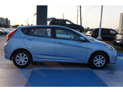 hyundai accent 2013 lt  blue hatchback gs gasoline 4 cylinders front wheel drive automatic 77094