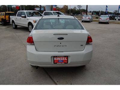 ford focus 2009 white sedan se gasoline 4 cylinders front wheel drive automatic with overdrive 77706