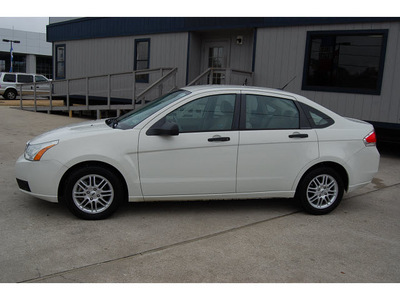 ford focus 2009 white sedan se gasoline 4 cylinders front wheel drive automatic with overdrive 77706