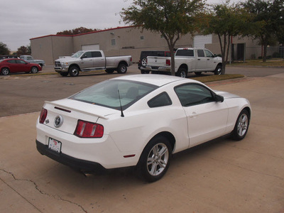 ford mustang 2010 white coupe v6 gasoline 6 cylinders rear wheel drive automatic 76049