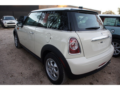 mini cooper 2013 off white hatchback gasoline 4 cylinders front wheel drive automatic 78729