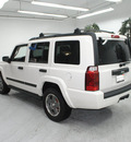 jeep commander 2006 white suv gasoline 6 cylinders rear wheel drive automatic 91731