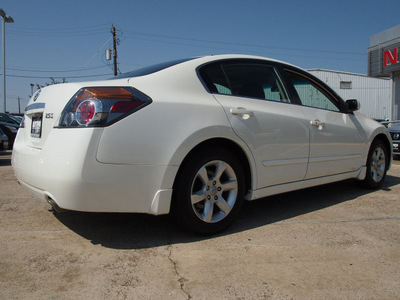 nissan altima 2007 white sedan gasoline 4 cylinders front wheel drive automatic 77521