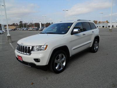 jeep grand cherokee 2011 white suv overland gasoline 8 cylinders 2 wheel drive automatic 75604