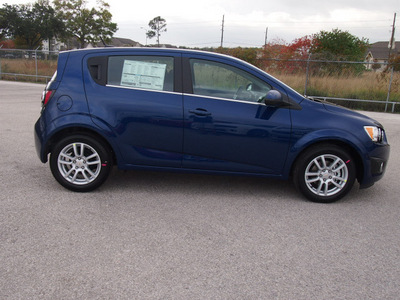 chevrolet sonic 2013 blue hatchback lt auto gasoline 4 cylinders front wheel drive automatic 77090
