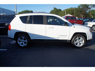jeep compass 2013 white suv gasoline 4 cylinders 2 wheel drive automatic 33157