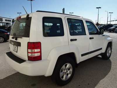 jeep liberty 2012 white suv sport gasoline 6 cylinders 2 wheel drive automatic 76011