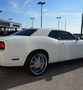 dodge challenger 2010 white coupe se gasoline 6 cylinders rear wheel drive automatic 76011