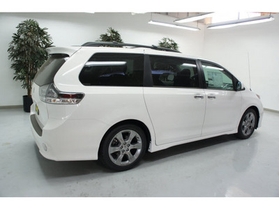 toyota sienna 2013 white van se 8 passenger gasoline 6 cylinders front wheel drive automatic 91731